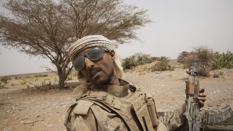 مقاتل يمني موال للقوات الحكومية بالقرب من مأرب حقوق النشر AP
