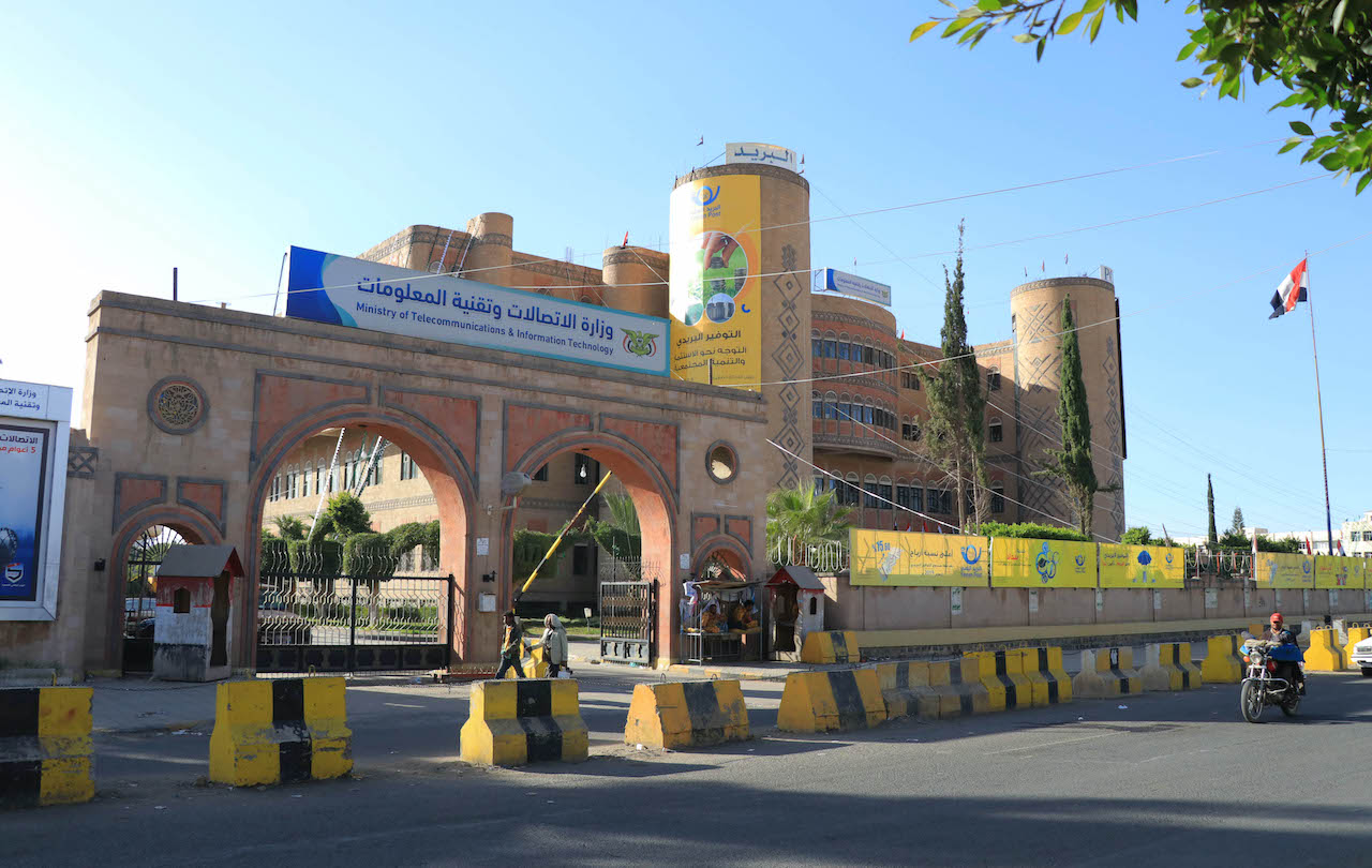 معلومات خطيرة تُكشف لأول مرة.. هكذا يتجسس الحوثيون على هواتفكم ومكالماتكم ورسائلكم للإيقاع بكم وبعوائلكم