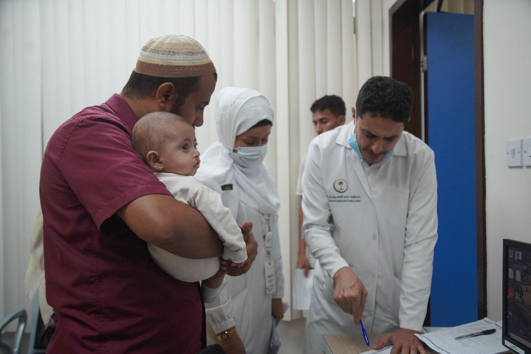 شاهد بالفيديو الفريق الطبي السعودي بعد وصوله إلى عدن يباشر عمله باشراف البرنامج السعودي لتنمية وإعمار اليمن 