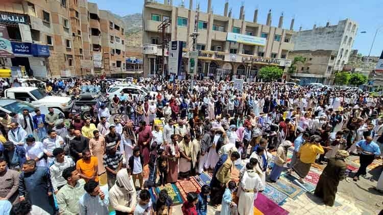 لليوم الثاني على التوالي.. استمرار الاحتجاجات في تعز للتنديد بفساد مسؤولي السلطة المحلية والمطالبة بإقالتهم ومحاسبتهم